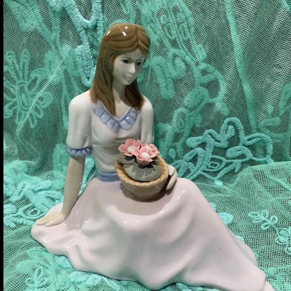 Porcelana de Cuernavaca Porcelain Girl Figurine with a Basket of Flowers - Picture 10 of 11